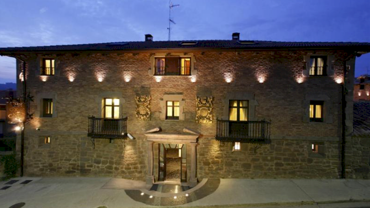 Hotel mit Weinkellerei zu verkaufen in La Rioja.