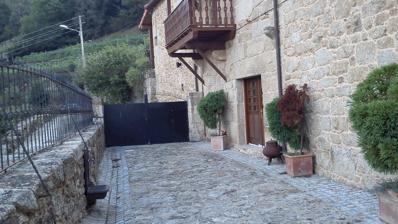 Grande maison avec cave à Ribeiro à vendre.