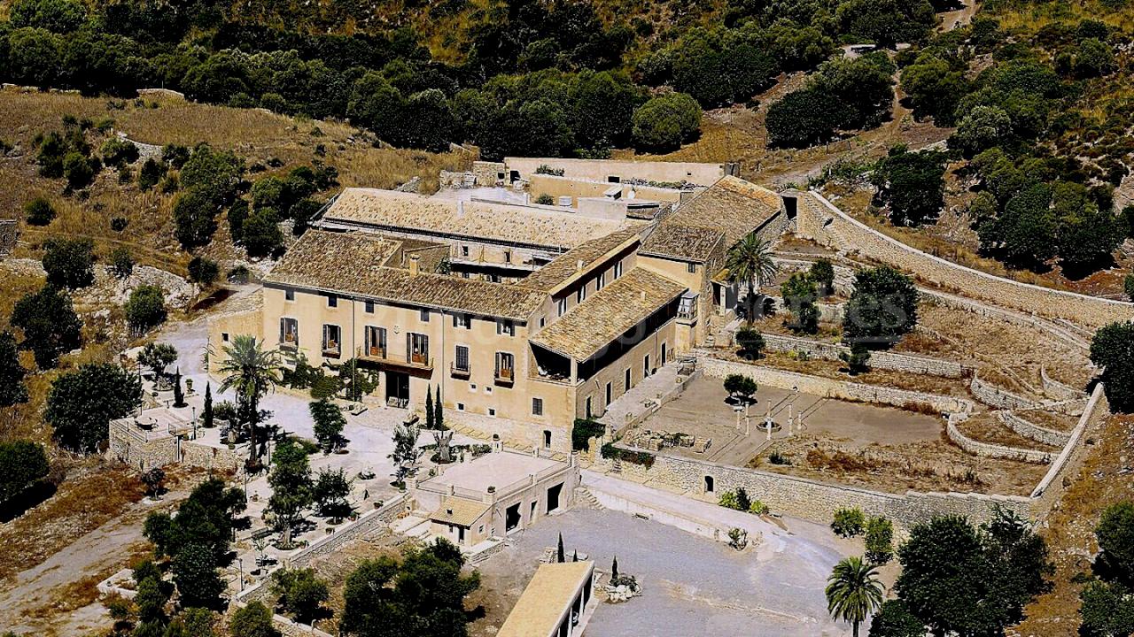 Magnifica casa di campagna rustica di origine islamica con vignetti e riserva di caccia in una zona privilegiata di Maiorca.