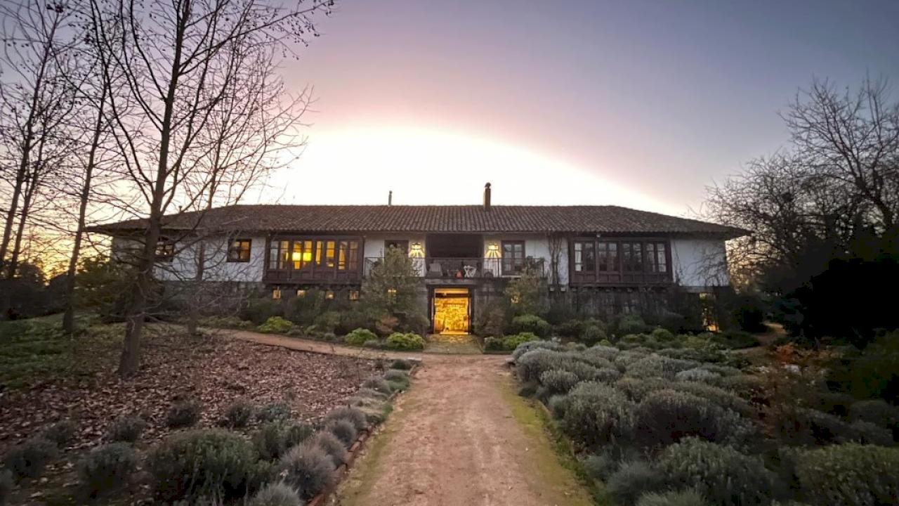 SUPERBE MAISON DE STYLE COLONIAL, VIGNOBLE ET CAVE À VIN