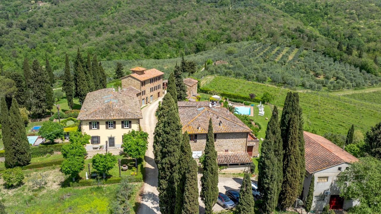 Ein toskanisches Steindorf mit 8 Apartments, jedes mit eigenem Pool, ist ideal für den Weintourismus und verfügt über einen Chianti Classico- und Olivenölkeller mit extra nativem Olivenöl.