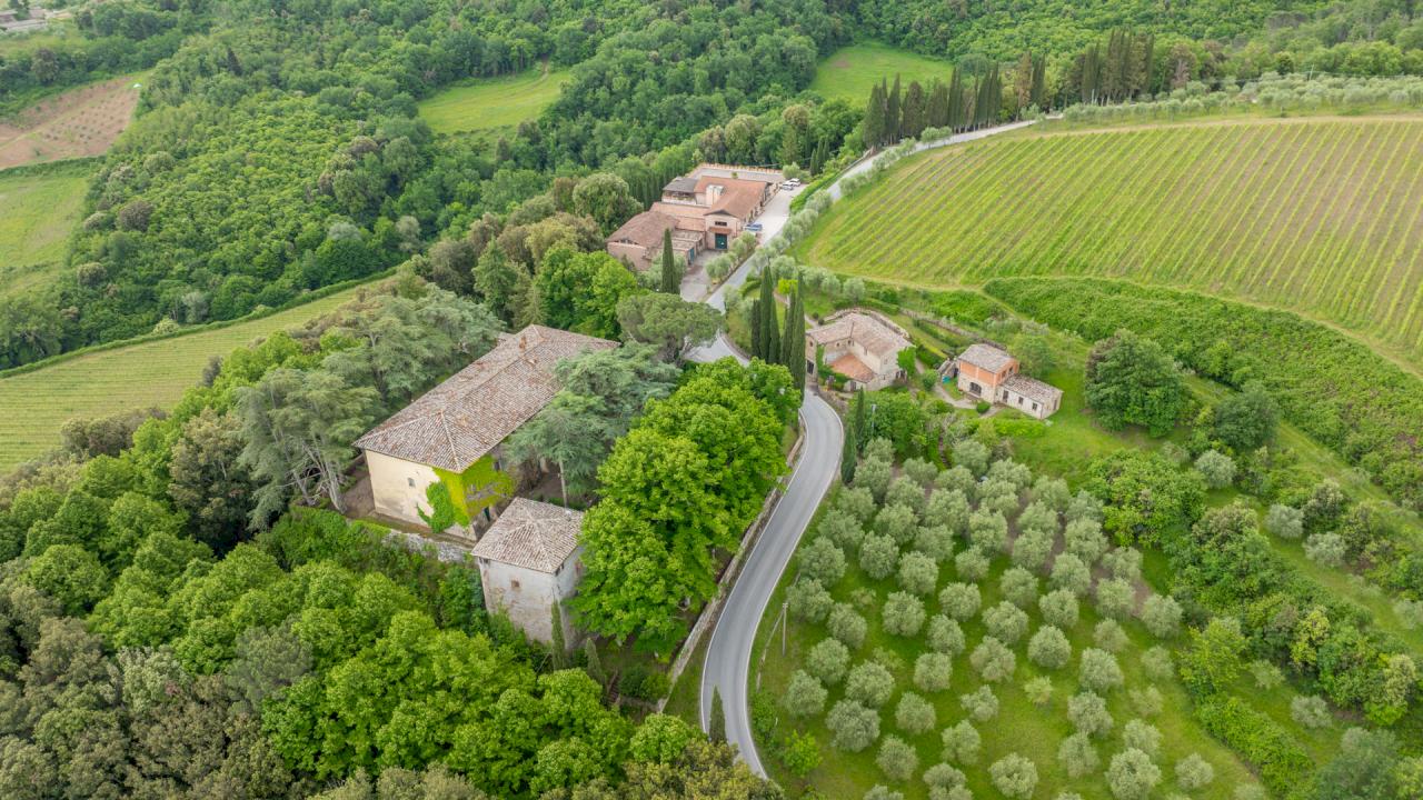 Schloss mit historischem Weingut im Herzen des Chianti Classico.
