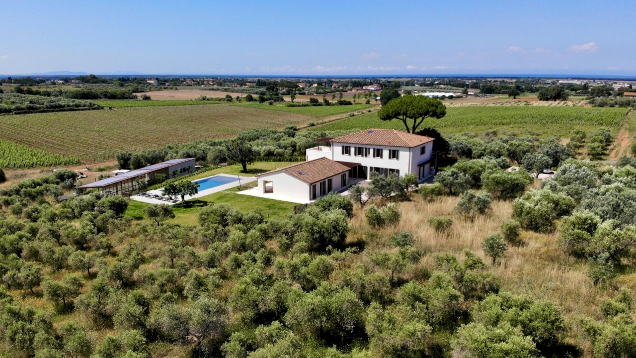 Prestigious villa, a high-quality agricultural estate with 12 ha of vineyards.