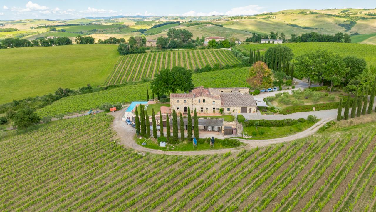 Toskanische Villa mit Infinity-Pool und Weingut mit 4 Hektar Weinbergen.