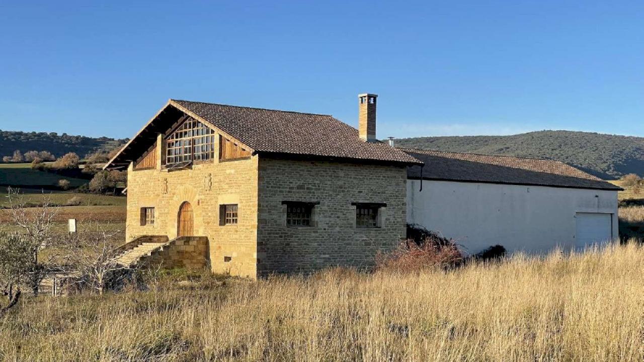 Adega de alta qualidade num cenário natural privilegiado em Navarra.