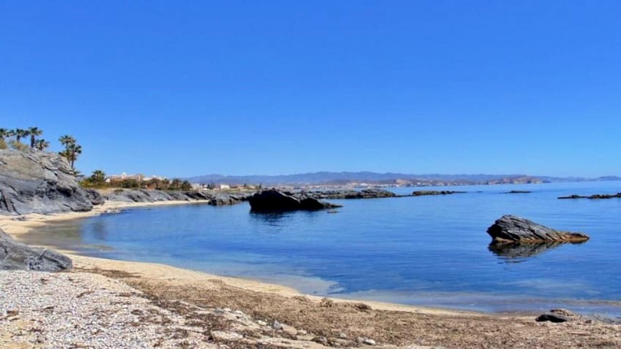 Cave dans la zone touristique d'Almería cherche un partenaire.